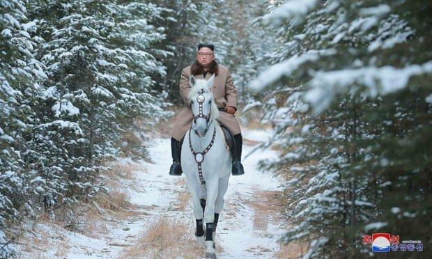 اون سوار بر اسب سفید به کوه ها زد؛ یک اتفاق مهم جهانی در راه است!، عکس