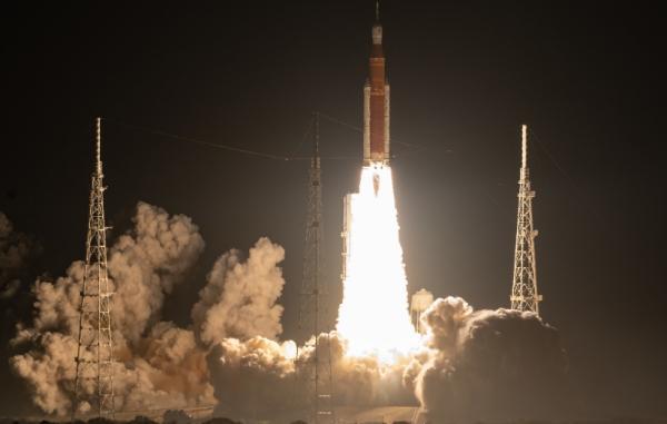 نخستین موشک ناسا برای بازگشت انسان به ماه با موفقیت پرتاب شد